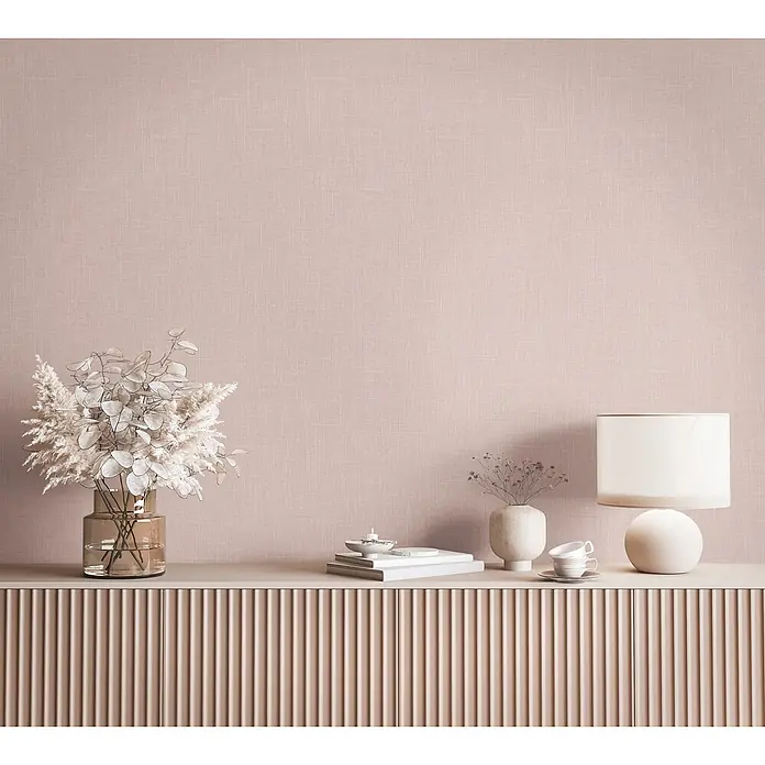 Marburg Boho Vliestapete Uni II - Rot, Uni, 10,05 x 0,53 m - Geriffeltes Konsolenkabinet in einem gedämpften Rosébeige, als stilvolle Ablagefläche genutzt.