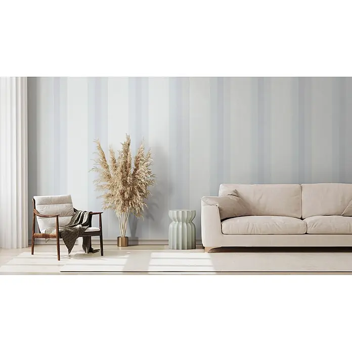 Marburg Vliestapete Novamur Oriana Streifen - Grau, Streifen, 10,05 x 0,53 m - Beiges Stoffsofa und Holz-Sessel mit cremefarbenem Bezug in modernem Wohnzimmer.