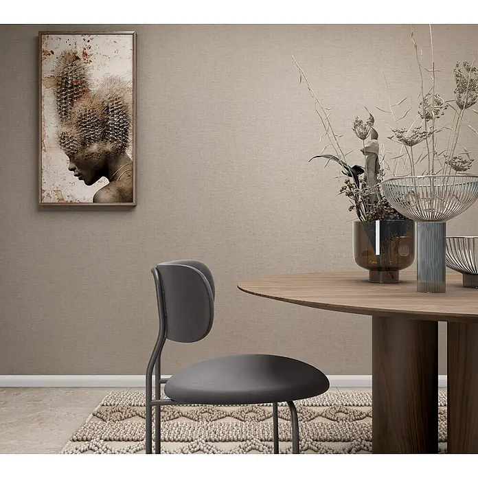 Marburg Boho Vliestapete Uni I - Naturbeige, Uni, 10,05 x 0,53 m - Textil-Tapete in Beige bedeckt einen Raum und bildet einen warmen, strukturierten Hintergrund für einen Essbereich.