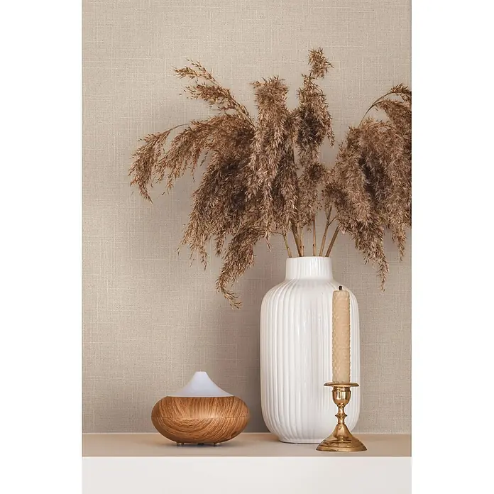 Marburg Boho Vliestapete Uni II - Beige, Uni, 10,05 x 0,53 m - Aroma-Diffusor in Holzoptik mit weißer Kappe auf einem Regal.