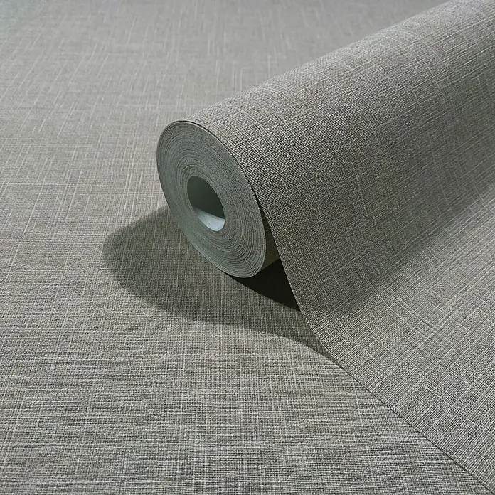 Marburg Boho Vliestapete Uni II - Grün-Braun, Uni, 10,05 x 0,53 m - Tapetenrolle in neutraler Farbe mit subtiler Leinenstruktur, teilweise abgerollt.