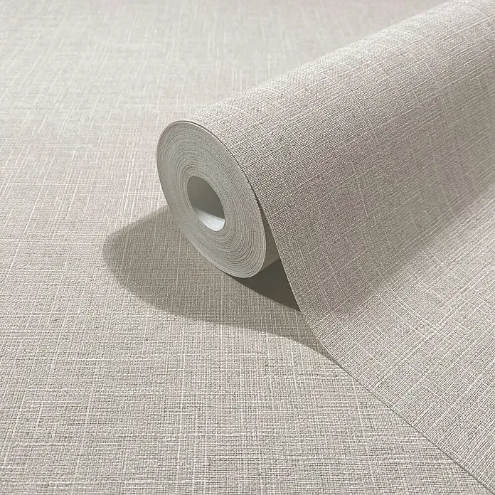 Marburg Boho Vliestapete Uni - Beige-Braun, Uni, 10,05 x 0,53 m - Eine Rolle hellbeiger Tapete mit gewebter Leinenstruktur, teilweise abgerollt.