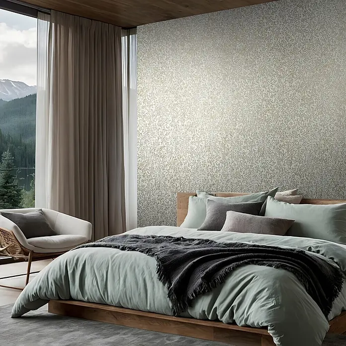 Marburg Ritus Vliestapete Floral - Blau-Gold, Floral, 10,05 x 0,53 m - Tapete mit aufwendigem botanischem Muster in Beige- und Goldtönen an einer Schlafzimmerwand über einem Holzbett.
