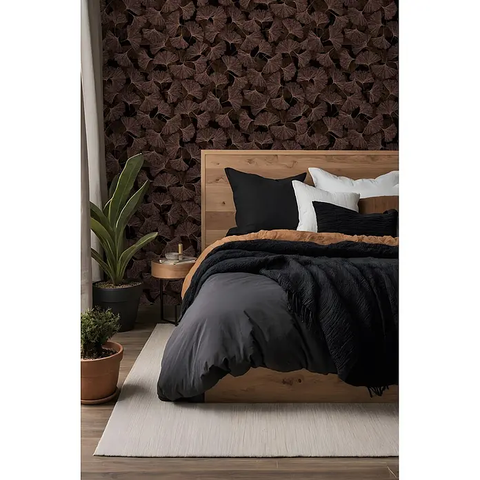 Marburg Boho Vliestapete Floral - Braun, Floral, 10,05 x 0,53 m - Dunkle Tapete mit Ginkgoblattmuster in Brauntönen, hinter einem Holzbett.