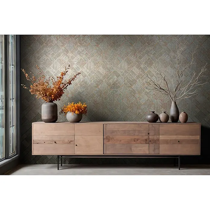 Marburg Ritus Vliestapete Grafik I - Kupfer-Blau, Grafisch, 10,05 x 0,53 m - Helles Holz Sideboard mit Schubladen und Türen, auf schwarzen Metallbeinen, dekoriert mit Vasen und Trockenpflanzen im Raum.