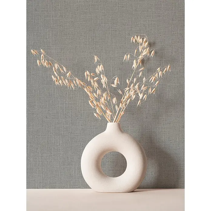 Marburg Boho Vliestapete Uni II - Grau-Braun, Uni, 10,05 x 0,53 m - Beige Donut-Keramikvase mit getrockneten Haferstängeln.