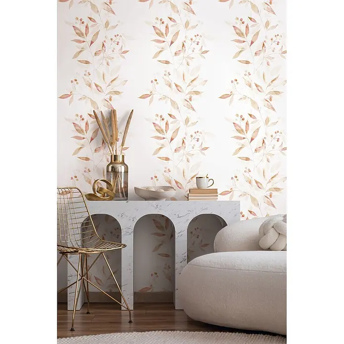 Marburg Novamur Plus Fresh UP Vliestapete Floral - Weiß-Beige, Floral, 10,05 x 0,53 m - Botanische Tapete mit zarten Blättern und Beeren in sanften Rosa- und Beigetönen, schmückt eine moderne Wohnzimmerwand.