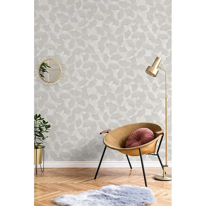 Marburg Boho Vliestapete Floral - Grau-Beige, Floral, 10,05 x 0,53 m - Gemusterte Tapete mit hellgrauen Ginkgo-Blättern in einem modernen Wohnzimmer.