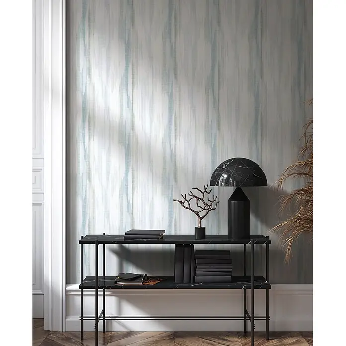 Marburg Novamur Plus Fresh UP Vliestapete Streifen - Weiß-Blau, Streifen, 10,05 x 0,53 m - Schwarzer Marmor-Konsolentisch mit Metallgestell, dekoriert mit Büchern und Accessoires in einem Wohnraum.