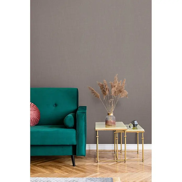 Marburg Boho Vliestapete Uni II - Braun, Uni, 10,05 x 0,53 m - Warme taupefarbene Wand mit subtiler, leinenartiger Webstruktur als neutraler Hintergrund in einem Wohnraum.