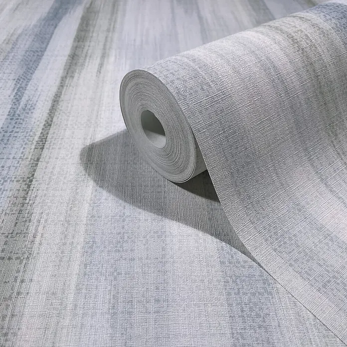 Marburg Novamur Plus Fresh UP Vliestapete Streifen - Weiß-Blau, Streifen, 10,05 x 0,53 m - Texturierte hellblau-grau gestreifte Tapetenrolle, teilweise abgerollt.