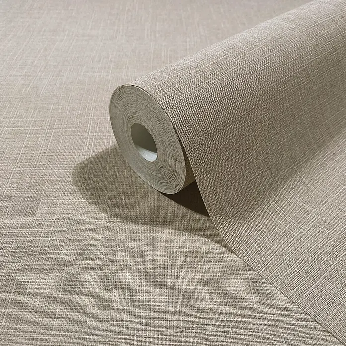 Marburg Boho Vliestapete Uni I - Naturbeige, Uni, 10,05 x 0,53 m - Rolle hellbraune Tapete mit Leinenstruktur, teilweise abgerollt, um die texturierte Oberfläche zu zeigen.