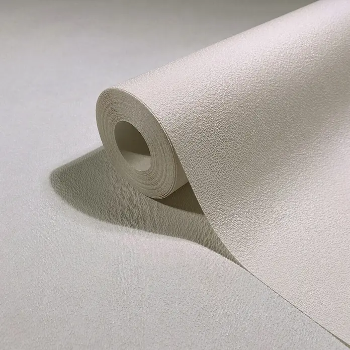 Marburg Vliestapete Novamur Oriana Uni - Beige, Uni, 10,05 x 0,53 m - Rolle hellbeiger, strukturierter Tapete, teilweise abgerollt, zeigt ihr dezentes Oberflächenmuster.