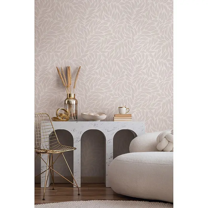Marburg Boho Vliestapete Floral I - Grau, Floral, 10,05 x 0,53 m - Helle beigefarbene Tapete mit zartem Blattmuster, die eine Wand in einem modernen, schicken Interieur schmückt.
