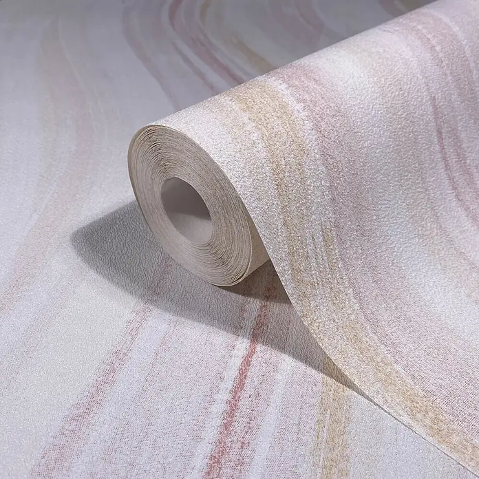Marburg Vliestapete Novamur Oriana Grafik - Weiß-Rot, Grafisch, 10,05 x 0,53 m - Teilweise abgerollte, strukturierte Tapetenrolle mit fließendem Marmormuster in Weiß, Rosa und Beige.