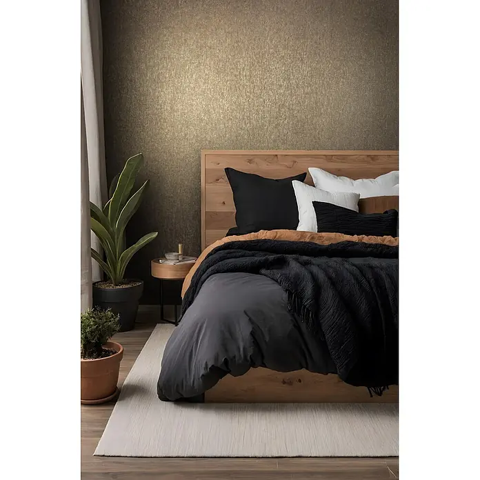 Marburg Ritus Vliestapete Uni - Kupfer, Uni, 10,05 x 0,53 m - Modernes Schlafzimmer mit Holzbett, dunkler Bettwäsche und strukturierter Goldwand. Pflanzen und ein Beistelltisch ergänzen die Dekoration.