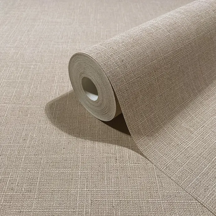 Marburg Boho Vliestapete Uni II - Beige, Uni, 10,05 x 0,53 m - Rolle strukturierter hellbrauner Tapete mit Leinenmuster, teilweise abgerollt.