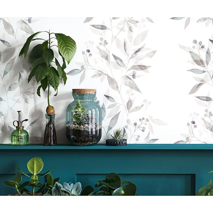 Marburg Novamur Plus Fresh UP Vliestapete Floral - Weiß-Grau, Floral, 10,05 x 0,53 m - Türkises Regal mit Avocado-Pflanze, Terrarium und Grünpflanzen.