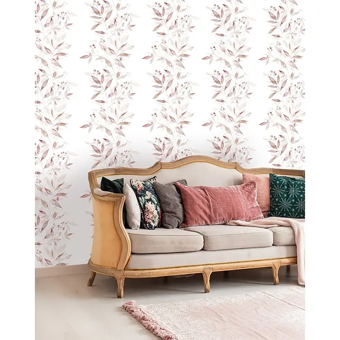 Marburg Novamur Plus Fresh UP Vliestapete Floral - Weiß-Rot, Floral, 10,05 x 0,53 m - Tapete mit hellbraunem botanischem Muster aus Blättern und Beeren an einer Wand hinter einem Sofa.