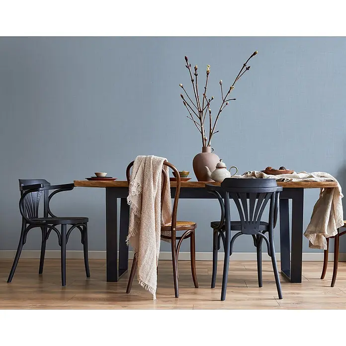 Marburg Boho Vliestapete Uni II - Blau, Uni, 10,05 x 0,53 m - Gedeckte blaue Struktur-Tapete in einem modernen Esszimmer mit Holztisch und Stühlen.