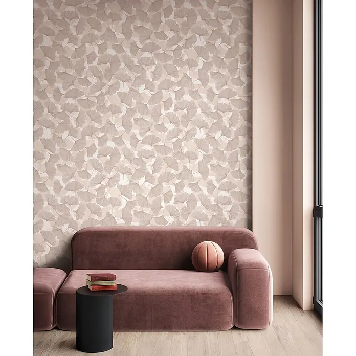 Marburg Boho Vliestapete Floral - Beige-Braun, Floral, 10,05 x 0,53 m - Tapete mit Ginkgo-Blattmuster in Beige- und Hellbrauntönen an einer Wand.