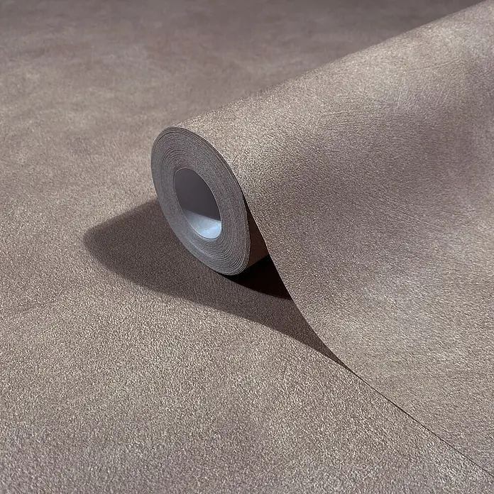 Marburg Whisper Vliestapete Putzoptik I - Braun, Sonstiges, 10,05 x 0,53 m - Texturierte taupe Tapetenrolle, teilweise ausgerollt, zeigt ihr dezentes Muster.