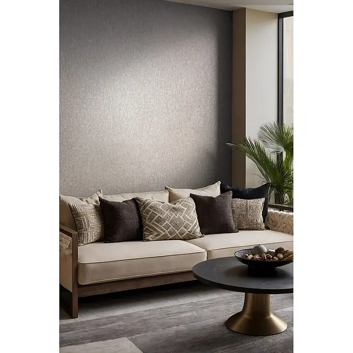 Marburg Ritus Vliestapete Uni - Grau, Uni, 10,05 x 0,53 m - Strukturierte metallic-graue Tapete mit vertikalen Linien, schmückt eine moderne Wohnzimmerwand über einem beigen Sofa.