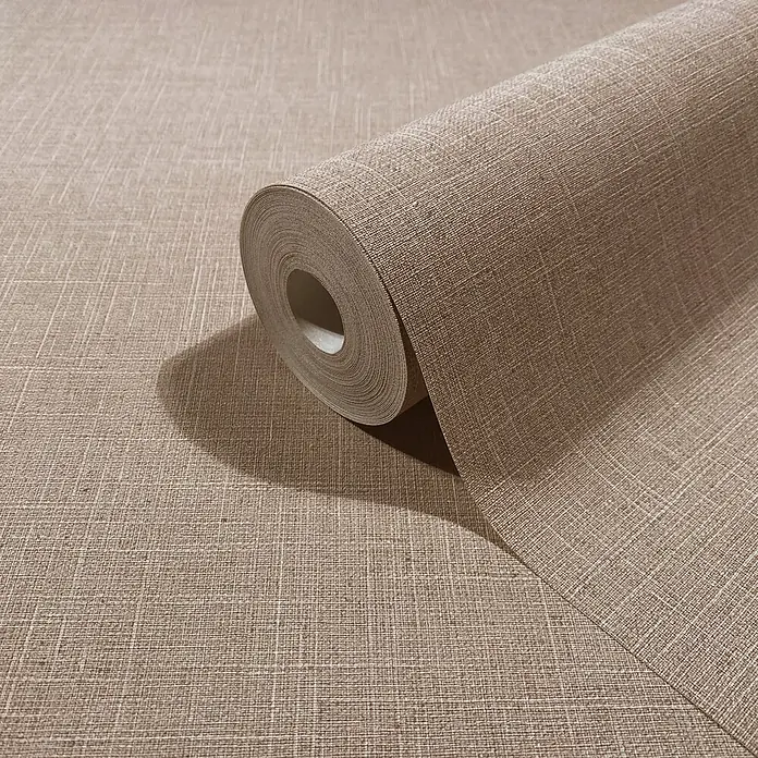 Marburg Boho Vliestapete Uni II - Taupe, Uni, 10,05 x 0,53 m - Hellbraune Tapetenrolle mit Leinenstruktur, teilweise abgerollt, um feines Webmuster zu zeigen.