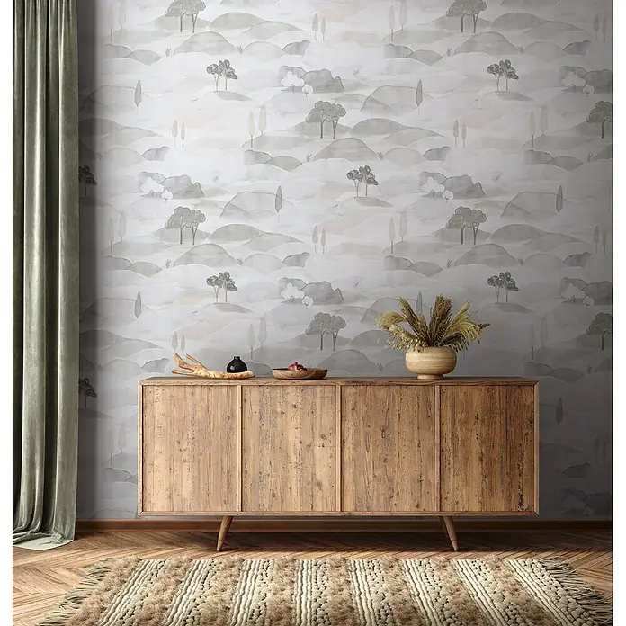 Marburg Boho Vliestapete Landscape - Grau-Weiß, Sonstiges, 10,05 x 0,53 m - Rustikales Holzsideboard in Naturholzoptik mit Schranktüren und Beinen, platziert in einem Raum mit Mustertapete.