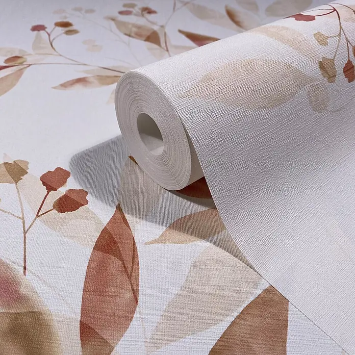 Marburg Novamur Plus Fresh UP Vliestapete Floral - Weiß-Beige, Floral, 10,05 x 0,53 m - Eine Rolle weißer, strukturierter Tapete mit dezentem botanischem Muster in warmen Braun- und Beigetönen, teilweise abgerollt.