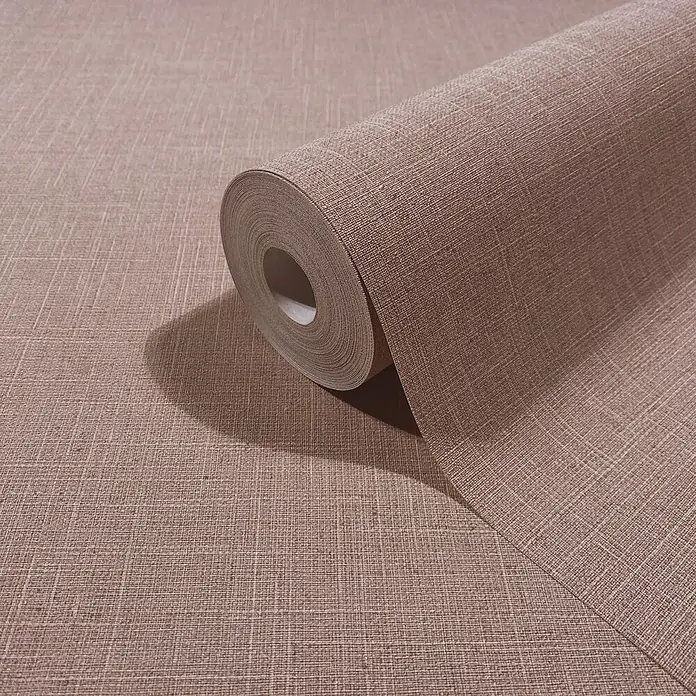 Marburg Boho Vliestapete Uni II - Rot, Uni, 10,05 x 0,53 m - Hellbraune strukturierte Tapetenrolle mit Leinenmuster, teilweise abgerollt.