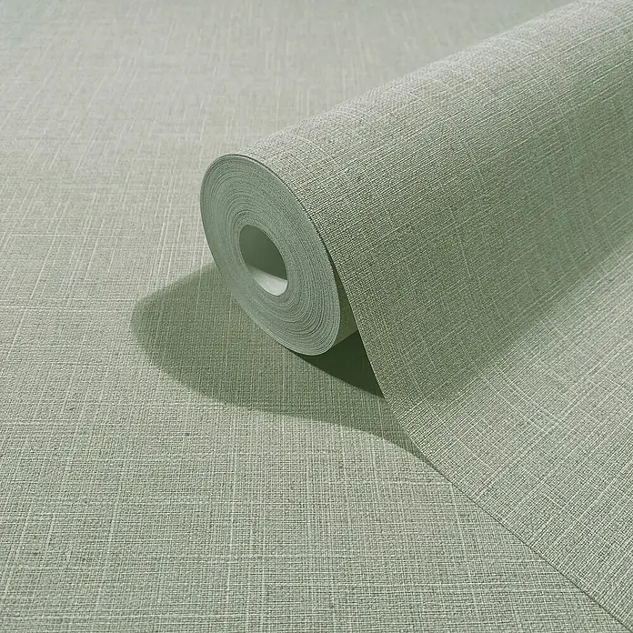 Marburg Boho Vliestapete Uni II - Grün, Uni, 10,05 x 0,53 m - Rolle hellgrüner Tapete mit ausgeprägter Leinenstruktur, auf einer Oberfläche abgerollt.