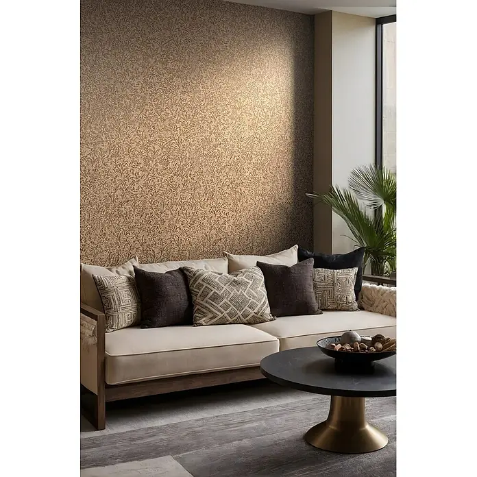 Marburg Ritus Vliestapete Floral - Braun-Gold, Floral, 10,05 x 0,53 m - Texturierte goldene Tapete mit aufwendigem Blumenmuster an einer Wohnzimmerwand.