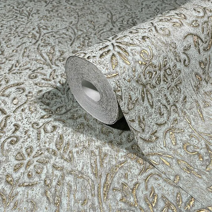 Marburg Ritus Vliestapete Floral - Blau-Gold, Floral, 10,05 x 0,53 m - Rolle hellblau-graue Tapete mit goldgeprägtem Damastmuster, teilweise abgerollt, um Textur und Design zu zeigen.