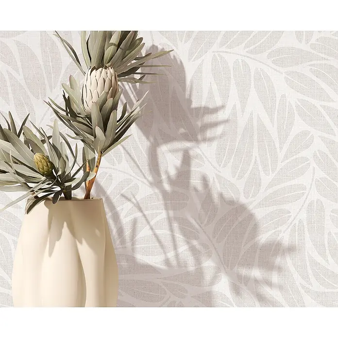 Marburg Boho Vliestapete Floral I - Weiß-Grau, Floral, 10,05 x 0,53 m - Creme-farbene, skulpturale Vase mit Proteablüten wirft Schatten auf eine gemusterte Wand.