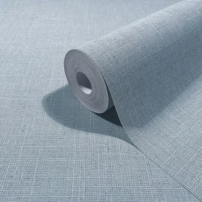 Marburg Boho Vliestapete Uni II - Blau, Uni, 10,05 x 0,53 m - Teilweise ausgerollte hellblaue Tapetenrolle mit dezenter Leinenstruktur.