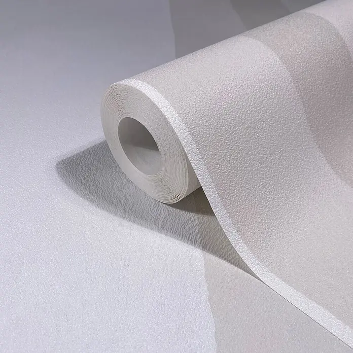 Marburg Vliestapete Novamur Oriana Streifen - Beige, Streifen, 10,05 x 0,53 m - Eine Rolle hellgraue, strukturierte Tapete mit subtilen Streifen, teilweise abgerollt.