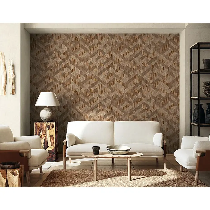 Marburg Boho Vliestapete Holzoptik - Beige-Braun, Holzoptik, 10,05 x 0,53 m - Geometrische Tapete in Holzoptik in Brauntönen an einer Wohnzimmerwand hinter einem Sofa.