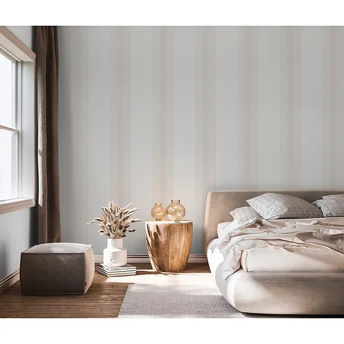 Marburg Vliestapete Novamur Oriana Streifen - Weiß-Rosa, Streifen, 10,05 x 0,53 m - Hellgraue Streifentapete schmückt eine Schlafzimmerwand und bietet eine weiche, elegante Kulisse.