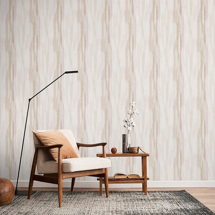 Marburg Novamur Plus Fresh UP Vliestapete Streifen - Weiß-Beige, Streifen, 10,05 x 0,53 m - Helle beigefarbene und braune Tapete mit abstraktem vertikalem Muster an einer Wand in einem gemütlichen Wohnzimmer.
