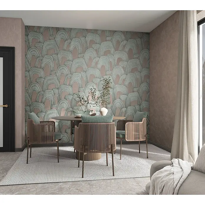 Marburg Whisper Vliestapete Putzoptik I - Braun, Sonstiges, 10,05 x 0,53 m - Esszimmer mit abstrakter Bogenmuster-Tapete in gedämpftem Grün und Rosabraun, einem runden Holztisch und geflochtenen Stühlen.