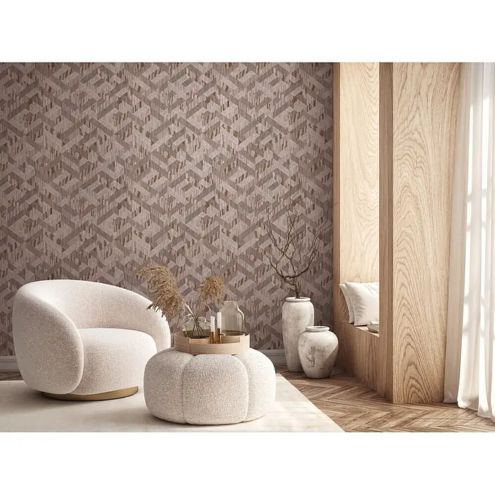 Marburg Boho Vliestapete Holzoptik - Grau-Braun, Holzoptik, 10,05 x 0,53 m - Strukturierte geometrische Tapete in warmen Braun- und Beigetönen verleiht einem modernen Raum mit cremefarbenem Bouclé-Sessel Tiefe.