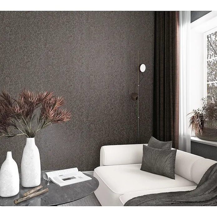 Marburg Ritus Vliestapete Floral - Grau-Kupfer, Floral, 10,05 x 0,53 m - Dunkelgraue Prägetapete mit metallischem Blumenmuster an einer Wohnzimmerwand.