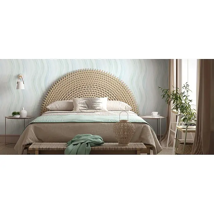 Marburg Vliestapete Novamur Oriana Grafik - Weiß-Grün-Blau, Grafisch, 10,05 x 0,53 m - Schlafzimmer mit großem geflochtenen Rattan-Kopfteil-Bett, weicher Bettwäsche in Beige und Mintgrün und kleinen Beistelltischen.