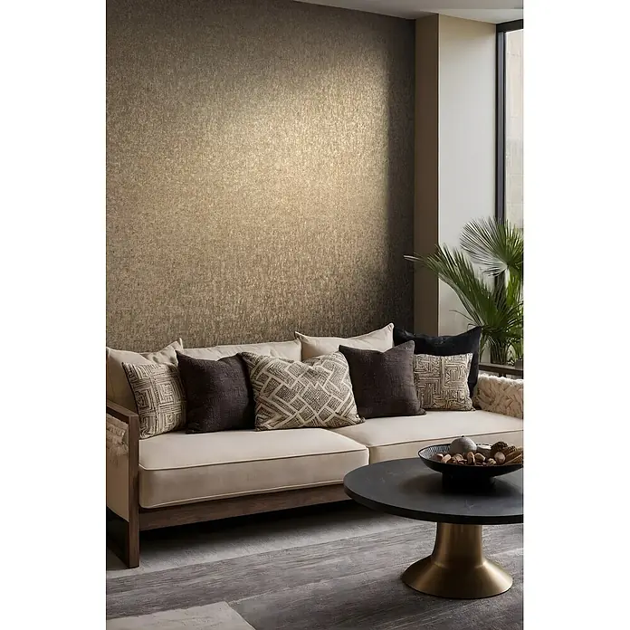 Marburg Ritus Vliestapete Uni - Kupfer, Uni, 10,05 x 0,53 m - Texturierte goldene Tapete mit zartem Schimmer in einem modernen Wohnzimmer, die ein einladendes und warmes Ambiente schafft.