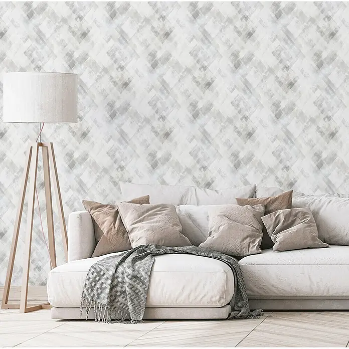 Marburg Novamur Plus Fresh UP Vliestapete Grafik - Blau-Grau, Grafisch, 10,05 x 0,53 m - Grau-weiße, abstrakt-geometrische Tapete an einer Wohnzimmerwand hinter Sofa und Lampe.
