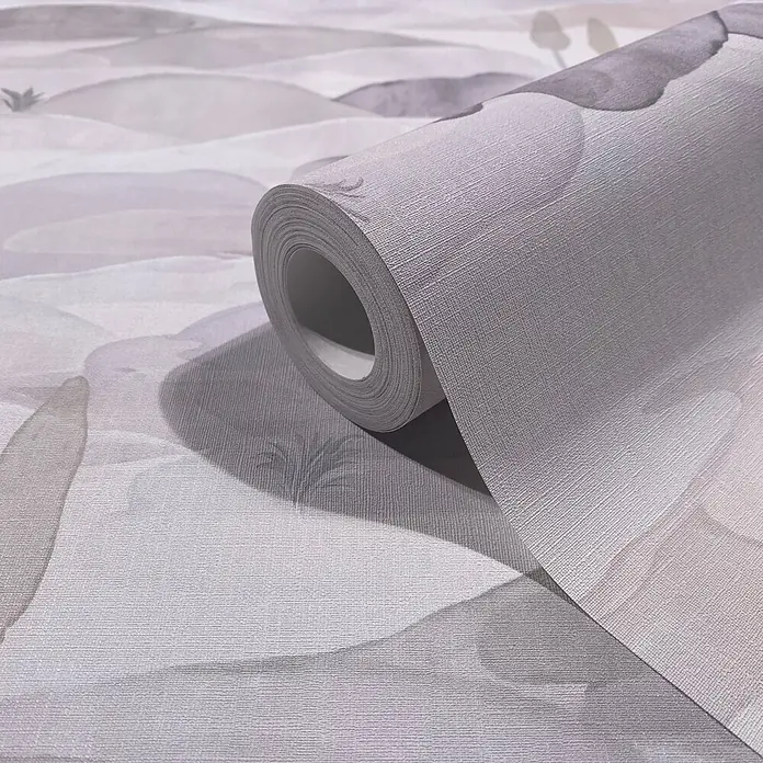 Marburg Boho Vliestapete Landscape - Grau-Weiß, Sonstiges, 10,05 x 0,53 m - Texturierte Tapetenrolle mit dezentem grau-beigem Wellenmuster, teilweise abgerollt, um ihr Design zu zeigen.