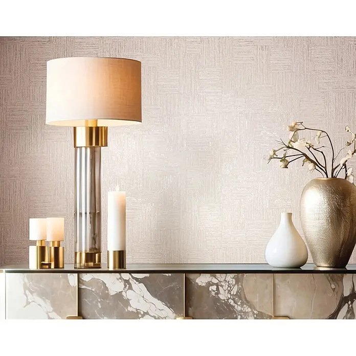Marburg Vliestapete Novamur Naomi Streifen - Beige, Streifen, 10,05 x 0,53 m - Eine stilvolle Tischlampe mit Klarglaskörper und Goldakzenten, neben Kerzen und Ziergefäßen, auf einer modernen Konsole.