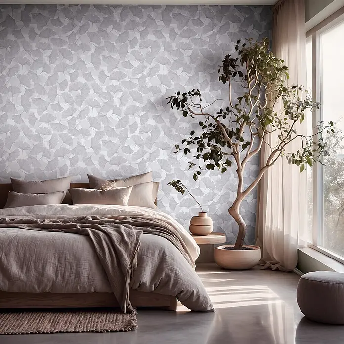 Marburg Boho Vliestapete Floral - Grau, Floral, 10,05 x 0,53 m - Subtile graue Ginkgo-Blatt-Tapete an einer Schlafzimmerwand hinter einem neutralen Bett.