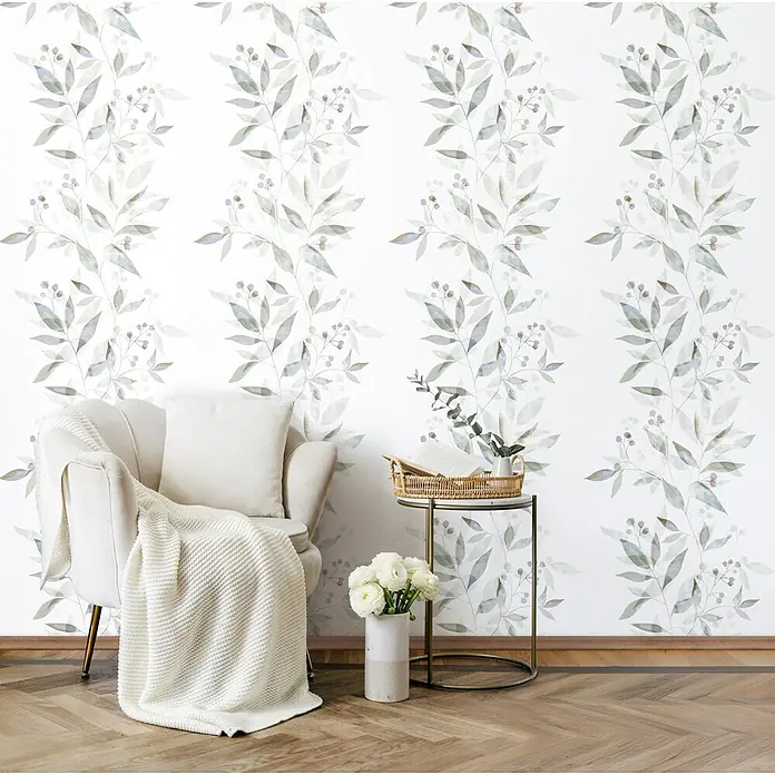 Marburg Novamur Plus Fresh UP Vliestapete Floral - Weiß-Grün, Floral, 10,05 x 0,53 m - Aquarell-Tapete mit zarten grünen und blauen Blättern und braunen Beeren, die ein ruhiges botanisches Muster in einem hellen Raum erzeugt.